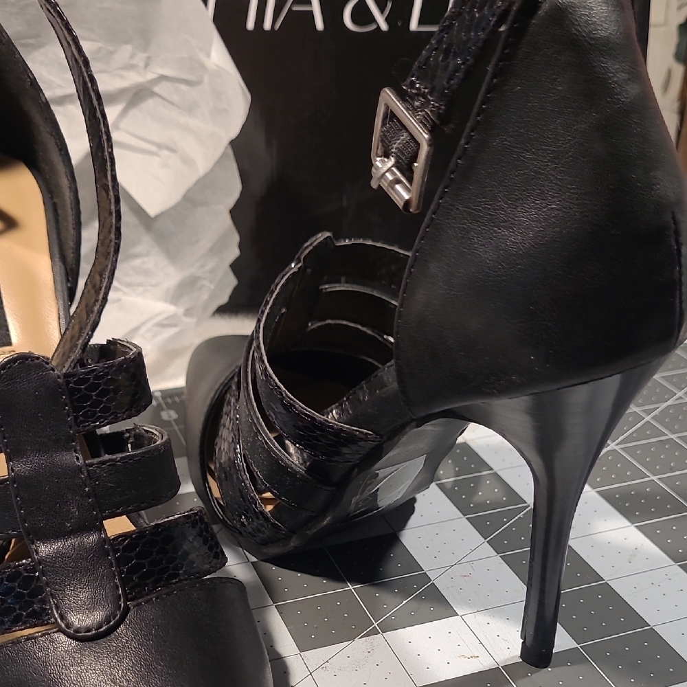 Size 8 Sophia & Lee Black Strappy Stiletto Heels - Picture 6 of 16